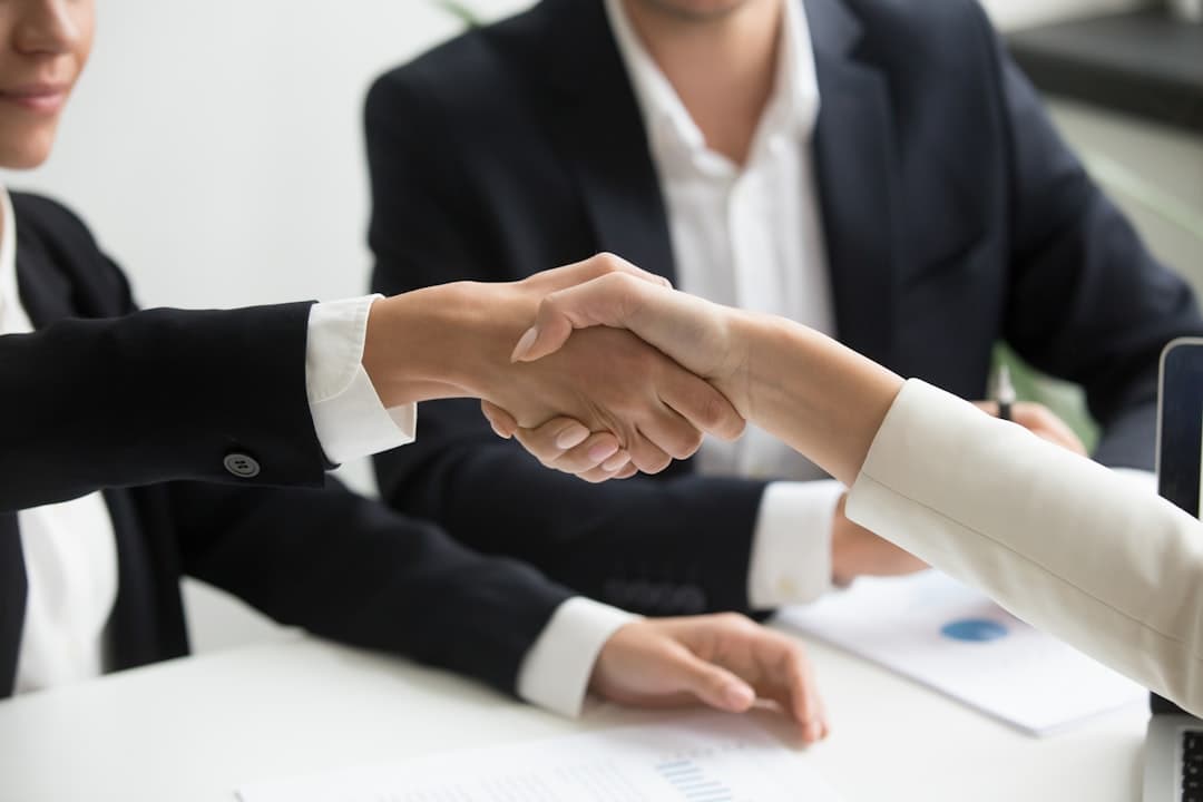 اولین فروش B2B: شش روش عملی برای بستن قرارداد بدون شبکه